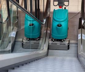KOMBI stroje na čistenie eskalátorov aj klasických povrchov